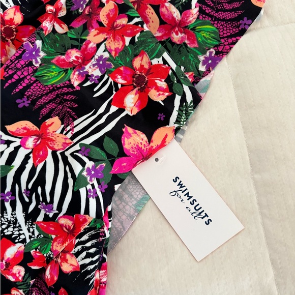 Floral one piece with flutter sleeves - Picture 2 of 4